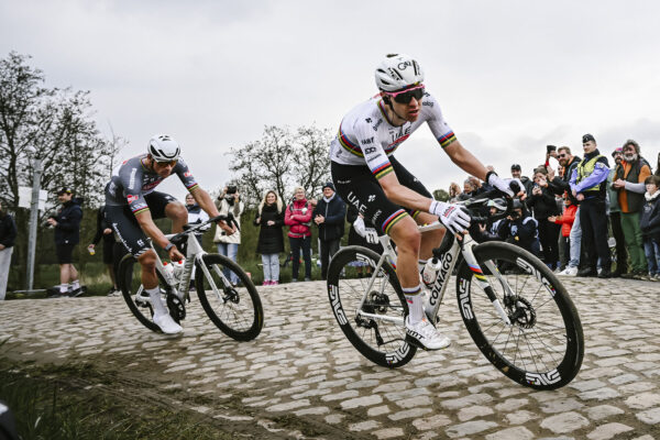 Tadej Pogačar aj Mathieu van der Poel môžu prepísať historické tabuľky víťazstvom na Paríž-Roubaix