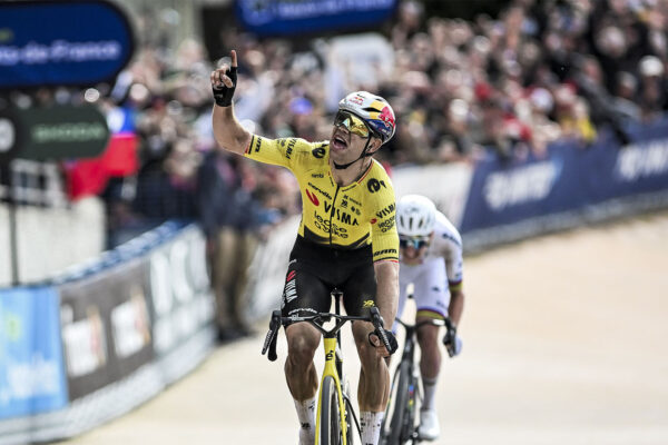 Wout van Aert vyhral historicky najrýchlejšie Paríž-Roubaix, v šprinte porazil Tadeja Pogačara
