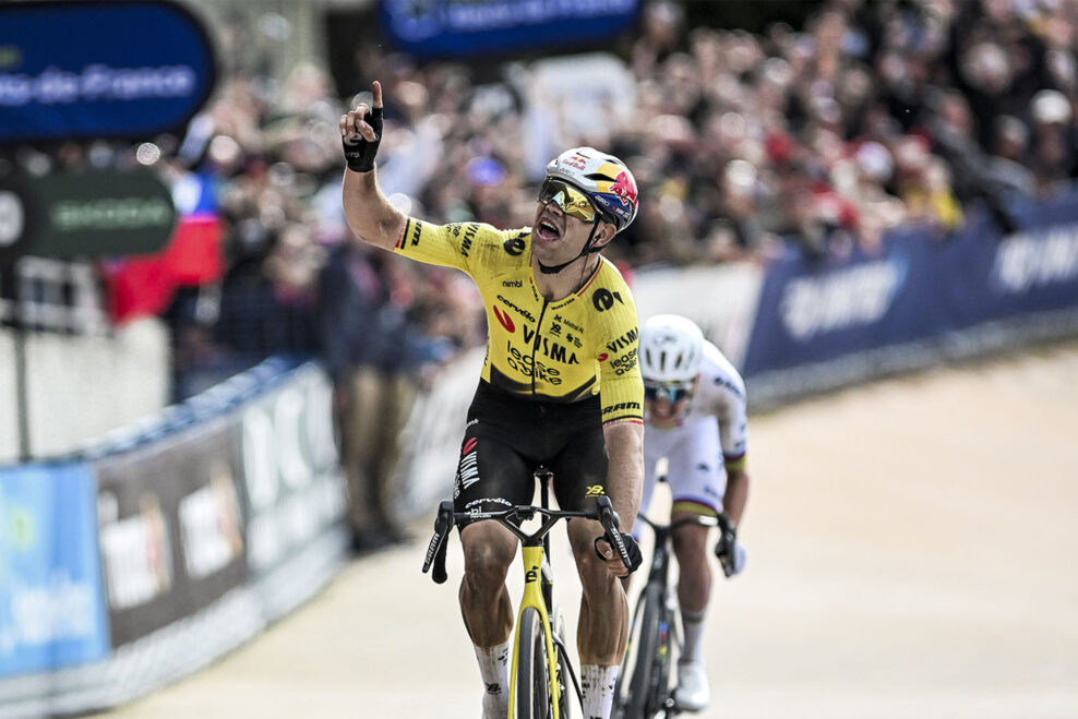 Wout van Aert vyhral historicky najr&yacute;chlej&scaron;ie Par&iacute;ž-Roubaix, v &scaron;printe porazil Tadeja Pogačara
