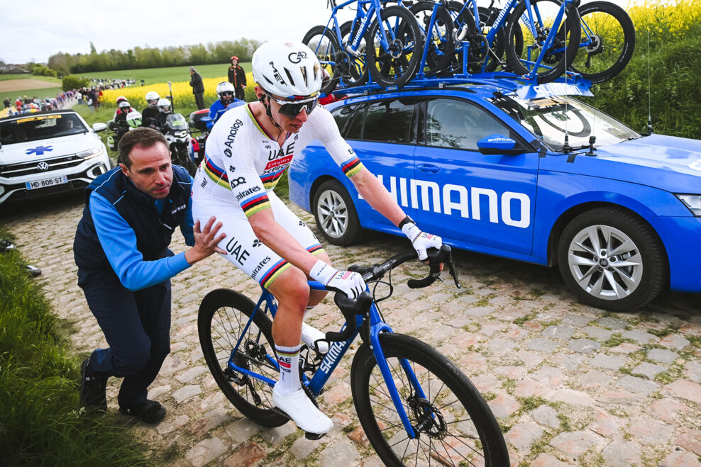 &bdquo;Moje nohy boli ako &scaron;pagety.&ldquo; Tadej Pogačar nemal v &scaron;printe &scaron;ancu a Van Aert ho zdolal po epickom s&uacute;boji na Par&iacute;ž-Roubaix