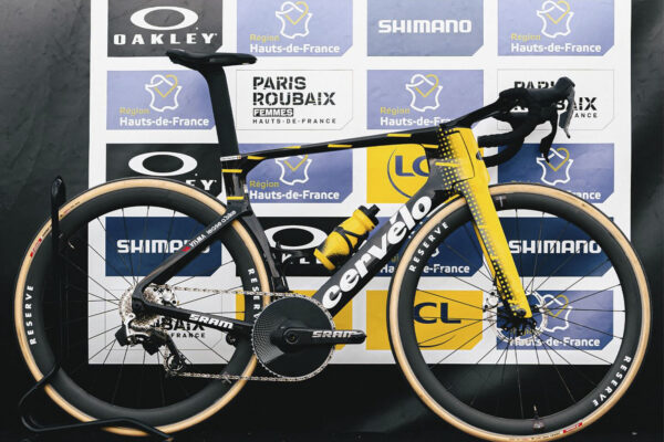 Víťazný bicykel Paríž-Roubaix 2026: Cervélo S5 Wouta van Aerta pôsobí prekvapivo obyčajne