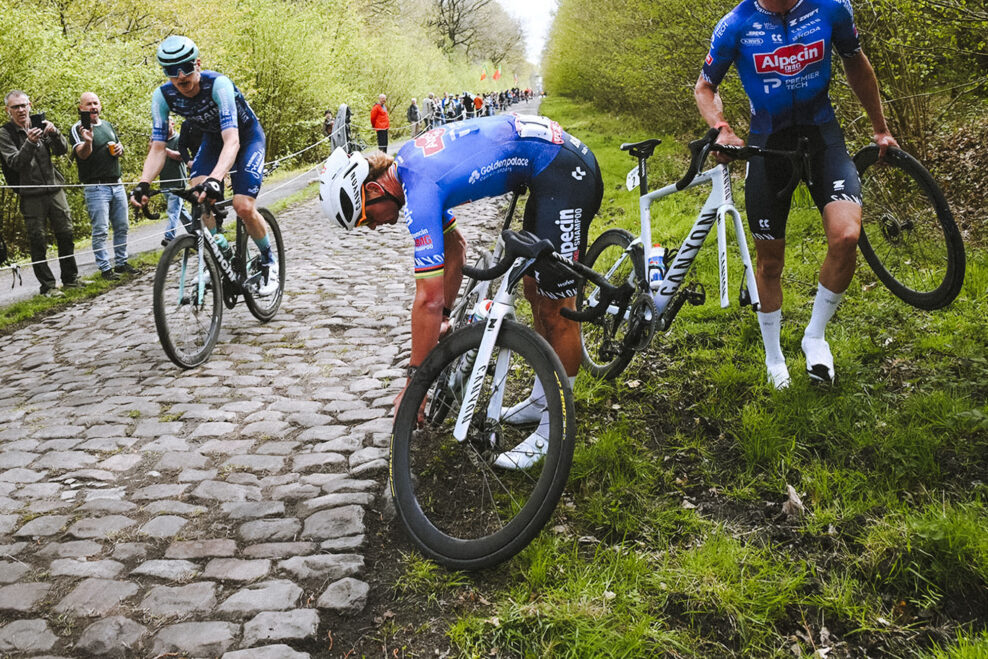 Dva defekty v najhor&scaron;om momente a nekompatibiln&eacute; ped&aacute;le. Mathieu van der Poel pri&scaron;iel o Par&iacute;ž-Roubaix po chaose v Arenbergu