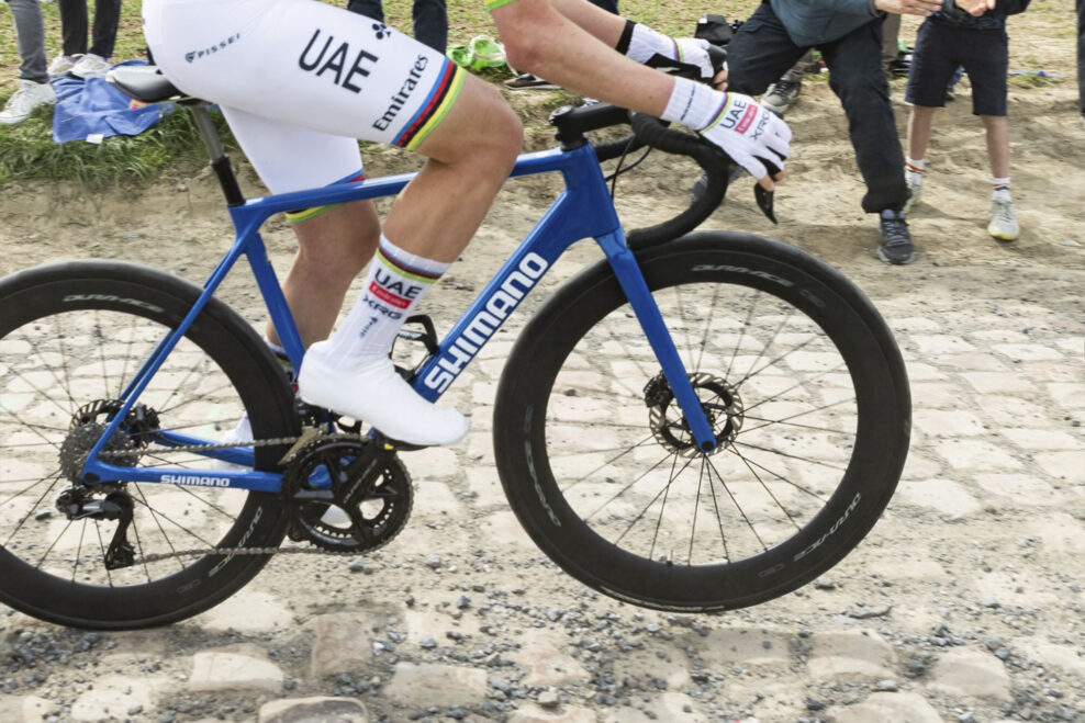&bdquo;Dostal som f&uacute;rik. Bolo to veľmi nepohodln&eacute;&ldquo; &ndash; Tadej Pogačar o bicykli Shimano, ktor&yacute; ho zachr&aacute;nil na Par&iacute;ž-Roubaix