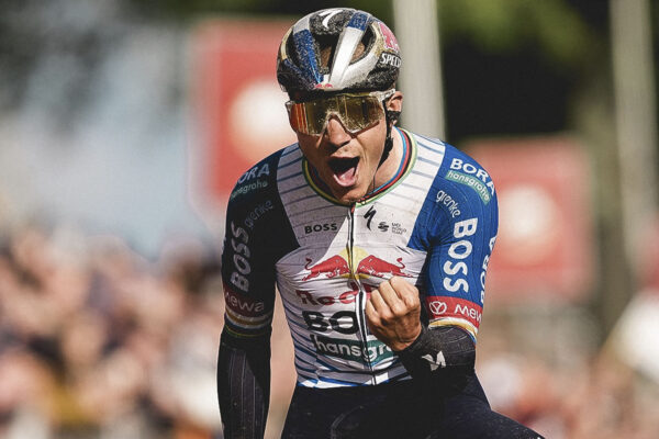 Remco Evenepoel vyhral Amstel Gold Race, v záverečnom šprinte porazil Mattiasa Skjelmoseho