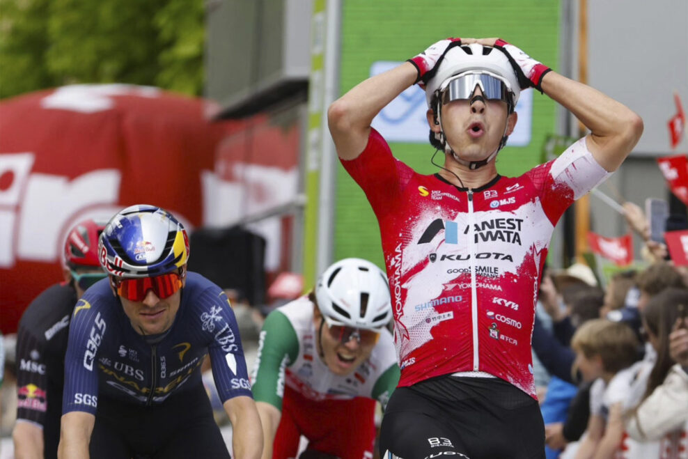 Tommaso Dati porazil Toma Pidcocka a prekvapil víťazstvom v úvodnej etape Okolo Álp