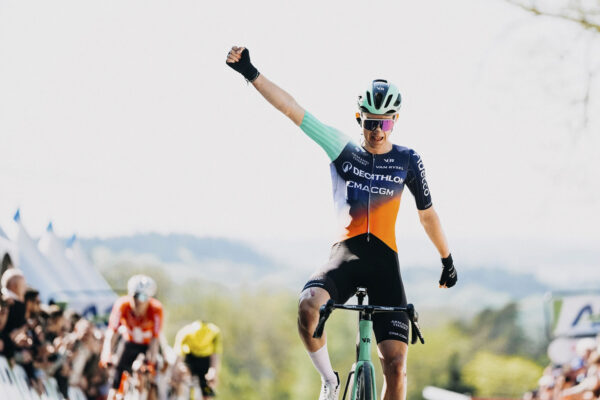 Paul Seixas prekonal Tadeja Pogačara a bol blízko k rekordnému času na Mur de Huy pri víťazstve Valónskeho šípu