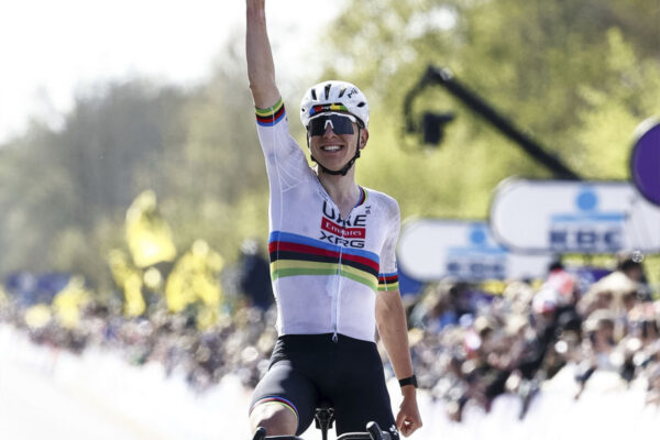 Nezastaviteľný Tadej Pogačar vyhral Okolo Flámska po tretíkrát v kariére. Mathieu van der Poela sa zbavil útokom 18 km pred cieľom