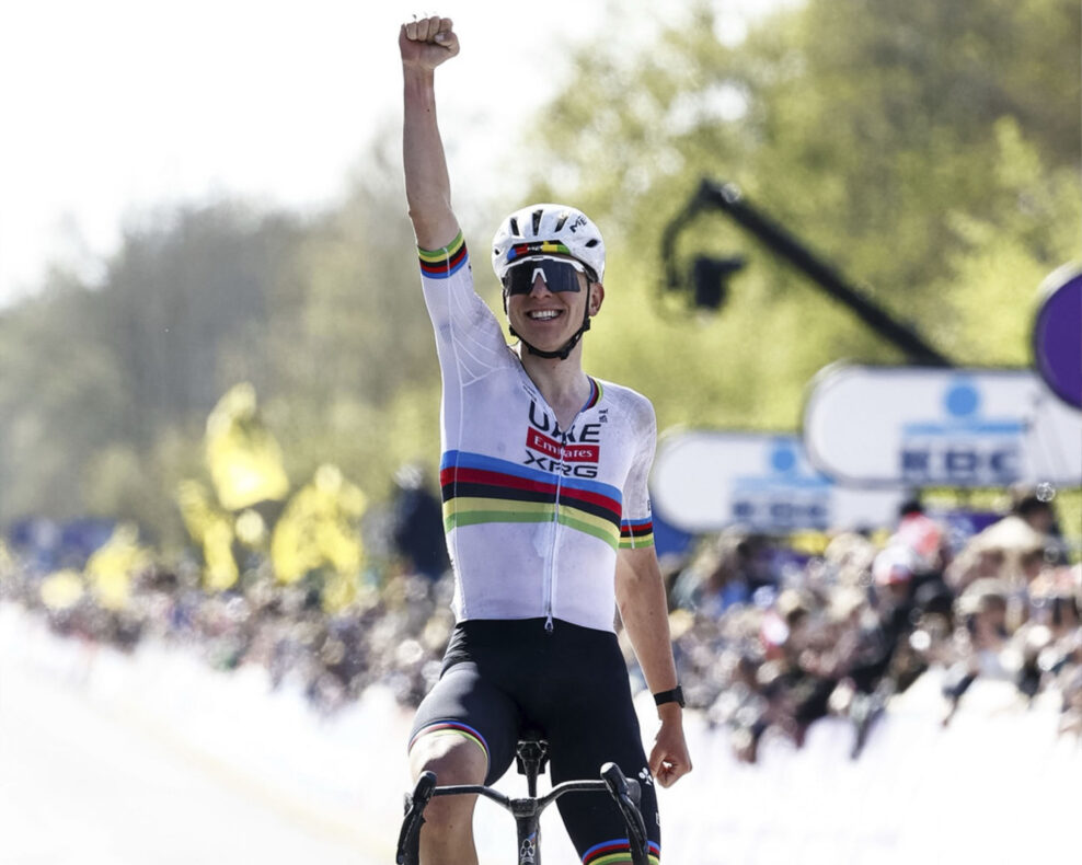 Nezastaviteľný Tadej Pogačar vyhral Okolo Flámska po tretíkrát v kariére. Mathieu van der Poela sa zbavil útokom 18 km pred cieľom