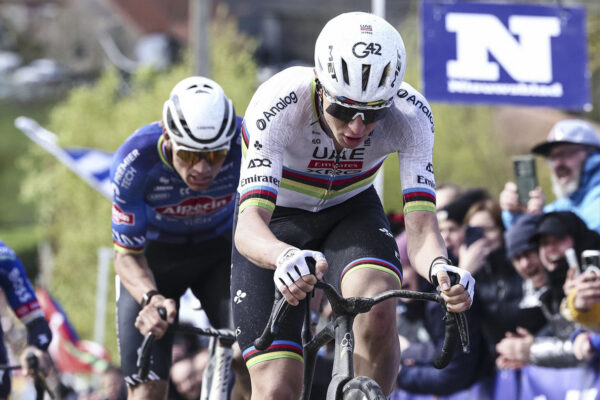 Tadej Pogačar sa pridal medzi najúspešnejších jazdcov v histórii pretekov Okolo Flámska