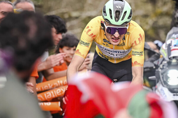 Paul Seixas vyhral druhú etapu Okolo Baskicka po dominantnom 26-kilometrovom sóle