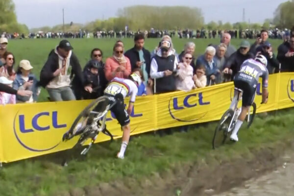  VIDEO | Pád, ktorý pred rokom vyradil Tadeja Pogačara z boja o víťazstvo na Paríž-Roubaix