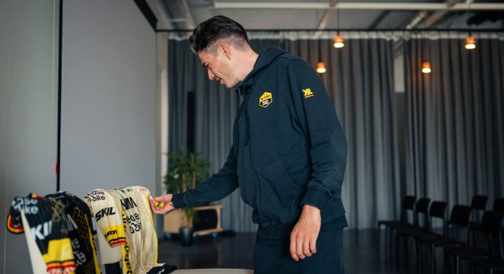 Tím Visma-Lease a Bike predstavil dresy na Tour de France 2026 inšpirované Antoniom Gaudím, rozhodovať budú fanúšikovia