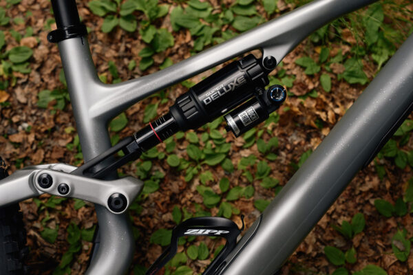 Modernizované tlmiče RockShox Vivid Air a Super Deluxe majú priniesť viac citlivosti a kontroly