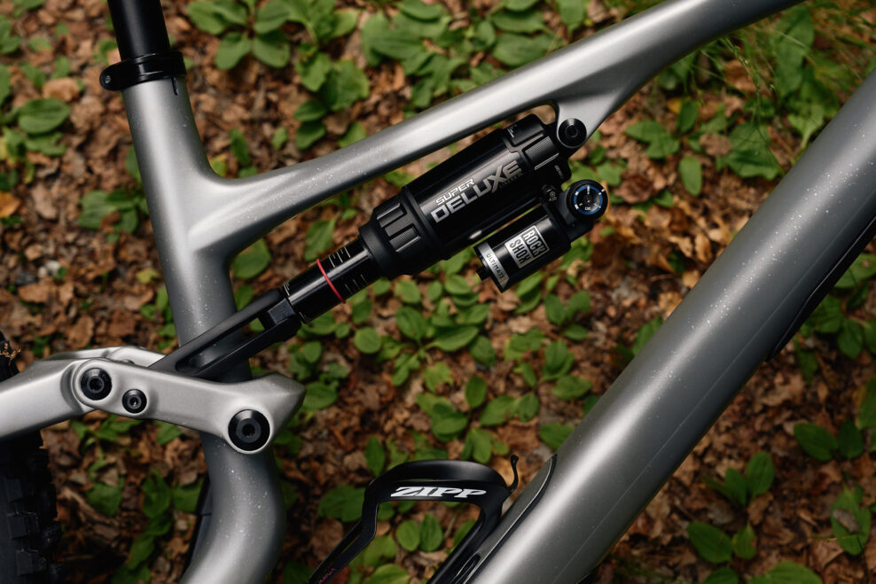 Modernizovan&eacute; tlmiče RockShox Vivid Air a Super Deluxe maj&uacute; priniesť viac citlivosti a kontroly