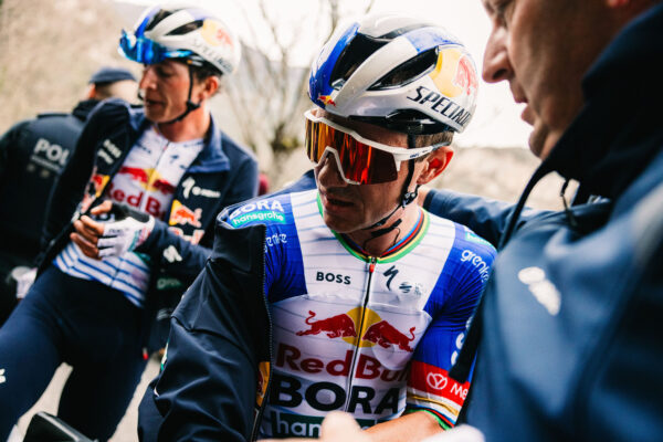 Remco Evenepoel vyzve Tadeja Pogačara aj Mathieu van der Poela pri premiére na pretekoch Okolo Flámska