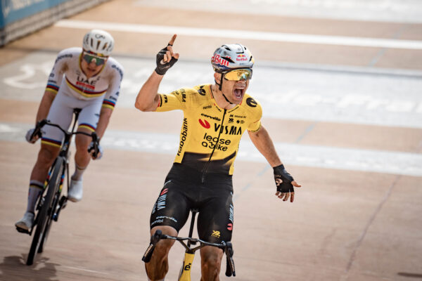  VIDEO | Ako vyhral Wout van Aert Paríž-Roubaix 2026 – zákulisie tímu Visma-Lease a Bike