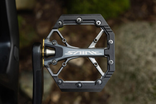 Shimano prichádza s novými platformovými pedálmi Saint a XT