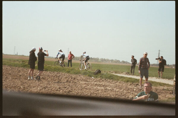  FOTOGALÉRIA ‎| Tréning tímu Red Bull-Bora-Hansgrohe na Paríž-Roubaix na skvelých analógových fotkách