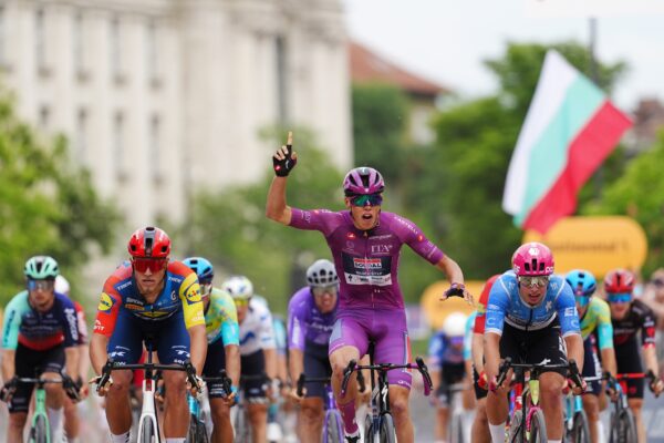 Paul Magnier porazil v tesnom šprinte Milana aj Groenewegena a pripísal si druhé víťazstvo na Giro d’Italia