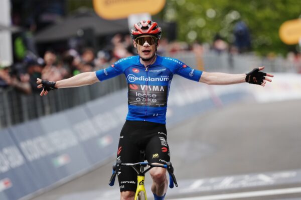 Jonas Vingegaard oslávil druhé víťazstvo na Giro d’Italia po triumfe v náročnom horskom finiši na Corno alle Scale