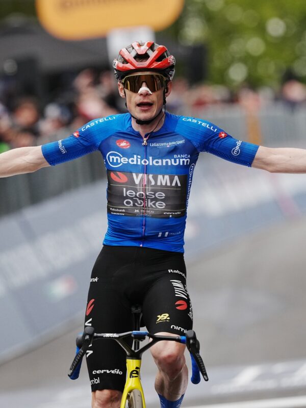 Jonas Vingegaard oslávil druhé víťazstvo na Giro d’Italia po triumfe v náročnom horskom finiši na Corno alle Scale