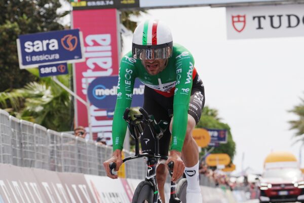Filippo Ganna išiel ako stroj. Bol hore od piatej ráno a rýchlosťou v časovke prepísal históriu Giro d’Italia