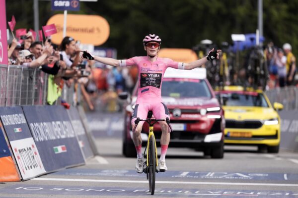 Jonas Vingegaard ovládol horské peklo na Giro d’Italia a výrazne sa priblížil k celkovému triumfu