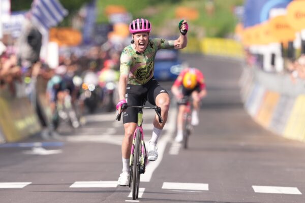 Michael Valgren vyhral taktický súboj úniku na Giro d’Italia a oslávil svoj prvý etapový triumf na Grand Tour