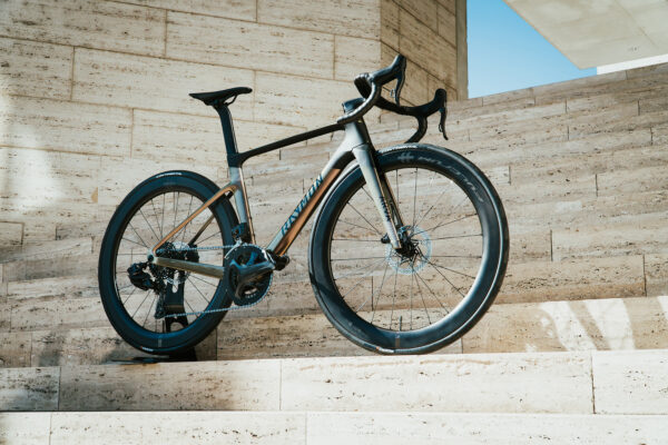 Raymon predstavil aero cestný bicykel ARVA Elite s novou 13-rýchlostnou sadou Campagnolo