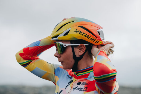 Nová helma Specialized Evade 4 je o 2,4 % chladnejšia, no nie rýchlejšia. Dosiahli aero prilby svoj limit?