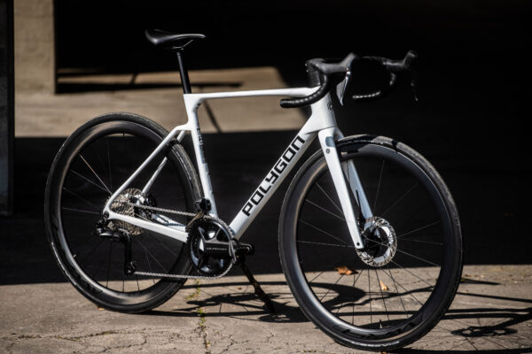 VIDEOTEST | Polygon Strattos C8 Ultegra Di2: Komfortný a rýchly cestný bicykel s dobrou výbavou za dobrú cenu