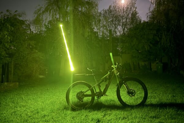 Svetelný meč za zadkom. Toto bizarné zariadenie môže zvýšiť bezpečnosť cyklistov na cestách