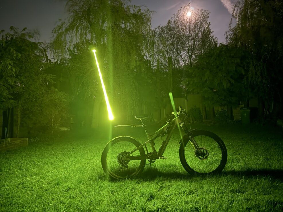 Sveteln&yacute; meč za zadkom. Toto bizarn&eacute; zariadenie m&ocirc;že zv&yacute;&scaron;iť bezpečnosť cyklistov na cest&aacute;ch