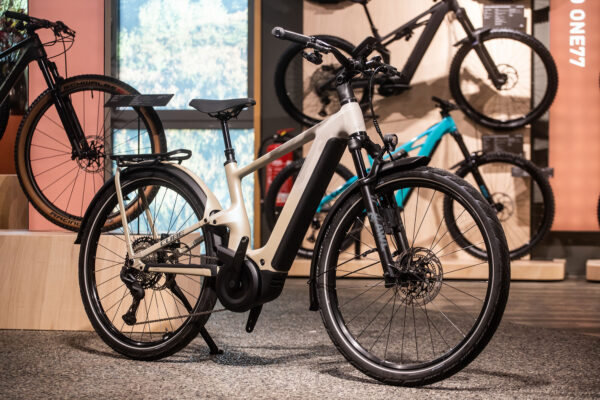  VIDEO | Cube Kathmandu Hybrid ONE11 | Celoodpružený touringový e-bike s veľkou batériou a výbavou na dlhé trasy