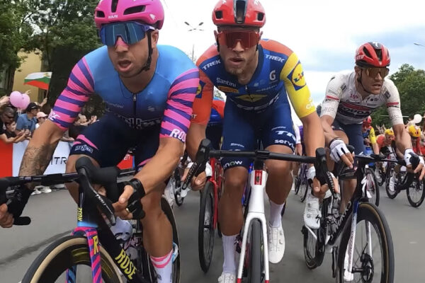 VIDEO | Chaos v pelotóne v šprintérskych etapách na Giro d’Italia 2026 na kamerách tímu Unibet Rose Rockets
