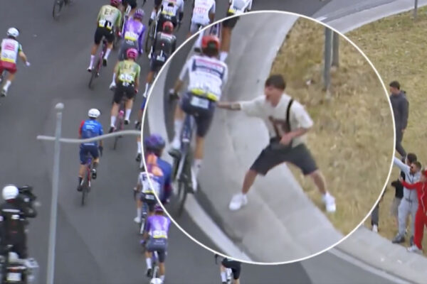  VIDEO | Fanúšikovia na Giro d’Italia nebezpečne zasiahli do pelotónu