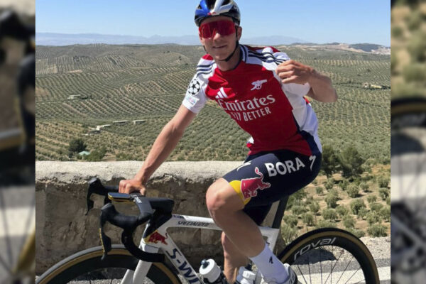 VIDEO | Remco Evenepoel oslávil titul Arsenalu. Počas tréningu sa obliekol dres svojho obľúbeného klubu