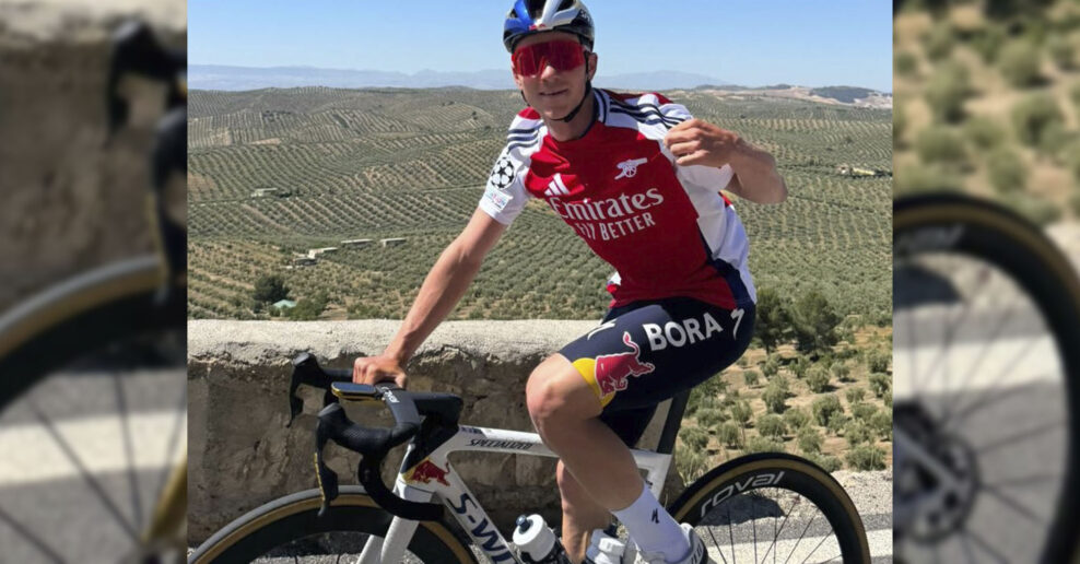 VIDEO | Remco Evenepoel oslávil titul Arsenalu. Počas tréningu sa obliekol dres svojho obľúbeného klubu