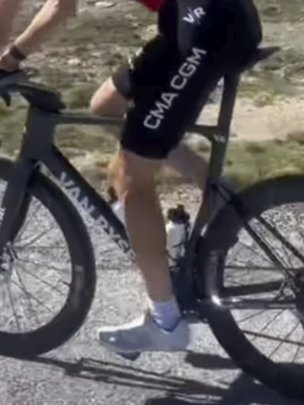 Paul Seixas testuje prototyp nového cestného bicykla Van Rysel pred svojím debutom na Tour de France