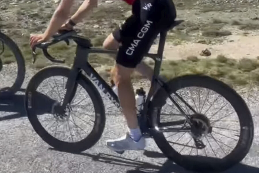 Paul Seixas testuje prototyp nového cestného bicykla Van Rysel pred svojím debutom na Tour de France