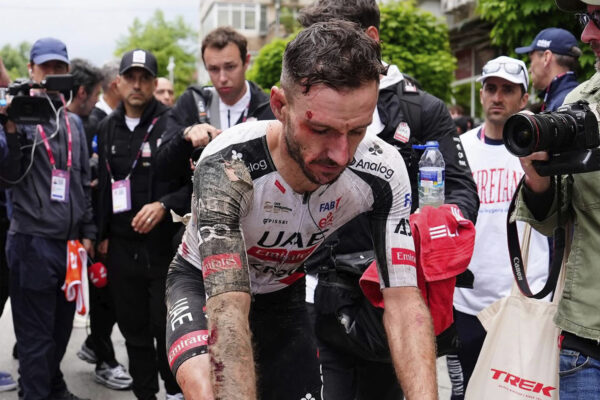 Katastrofa pre tím UAE na Giro d’Italia. Po páde odstúpili Adam Yates, Jay Vine aj Marc Soler