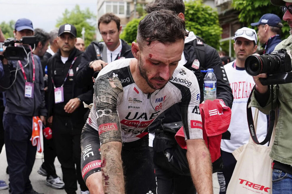 Katastrofa pre t&iacute;m UAE na Giro d&rsquo;Italia. Po p&aacute;de odst&uacute;pili Adam Yates, Jay Vine aj Marc Soler