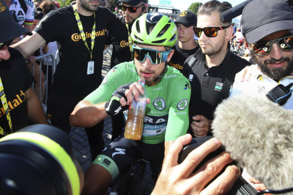Do fľaše močil aj Peter Sagan. Giro d’Italia rieši bizarný problém v pelotóne: Nemočte do fliaš