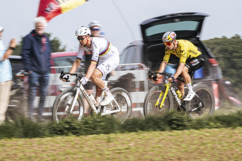 Wout van Aert op&auml;ť porazil majstra sveta, tentokr&aacute;t na gravelovom bicykli. Po 22-kilometrovom s&oacute;le vyhral gravelov&eacute; preteky v Limburgu