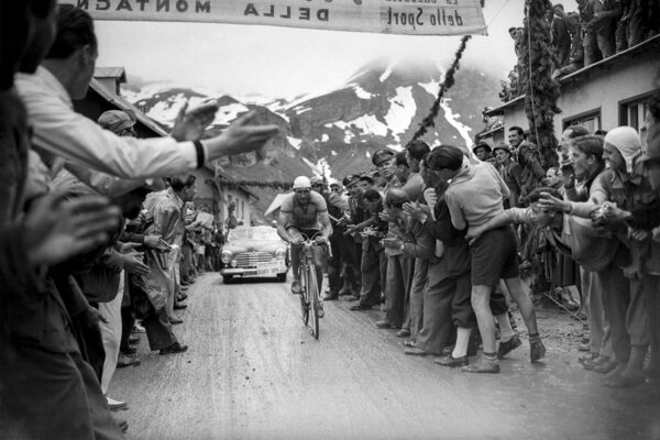 Víno ako stimulant, podvody vlakom a šialene dlhé etapy. Príbeh vzniku Giro d’Italia v roku 1909