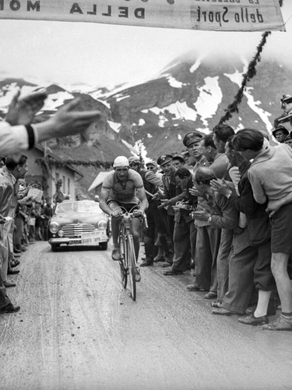 Víno ako stimulant, podvody vlakom a šialene dlhé etapy. Príbeh vzniku Giro d’Italia v roku 1909