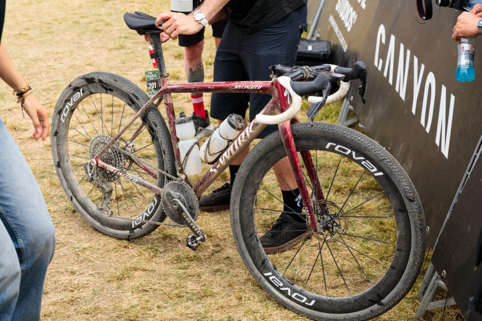 Specialized Crux Sof&iacute;e G&oacute;mez Villafa&ntilde;e ukazuje, že na v&iacute;ťazstvo na 200 km gravel pretekoch netreba aero bicykel