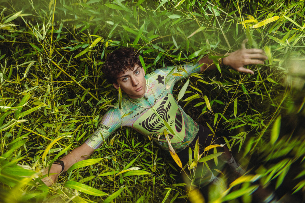 FOTO &lrm;| Uf&oacute;n aj krava hore nohami. T&iacute;m EF Pro Cycling predstavil &scaron;peci&aacute;lne dresy pre Giro d&rsquo;Italia