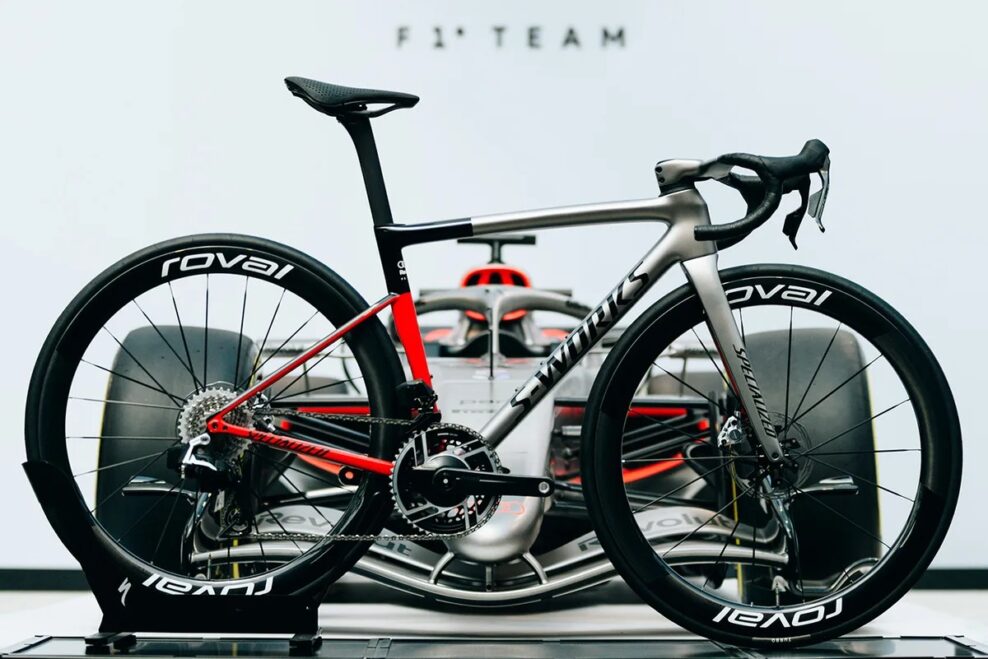 Specialized a t&iacute;m Audi F1 sa spojili. V&yacute;sledkom je Tarmac v pretek&aacute;rskych farb&aacute;ch, ďal&scaron;ie &bdquo;zauj&iacute;mav&eacute; spolupr&aacute;ce&ldquo; e&scaron;te maj&uacute; pr&iacute;sť