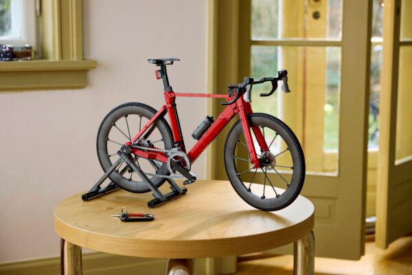 LEGO predstavilo svoj prvý cestný bicykel. Má funkčný pohon aj detaily moderných aero bicyklov